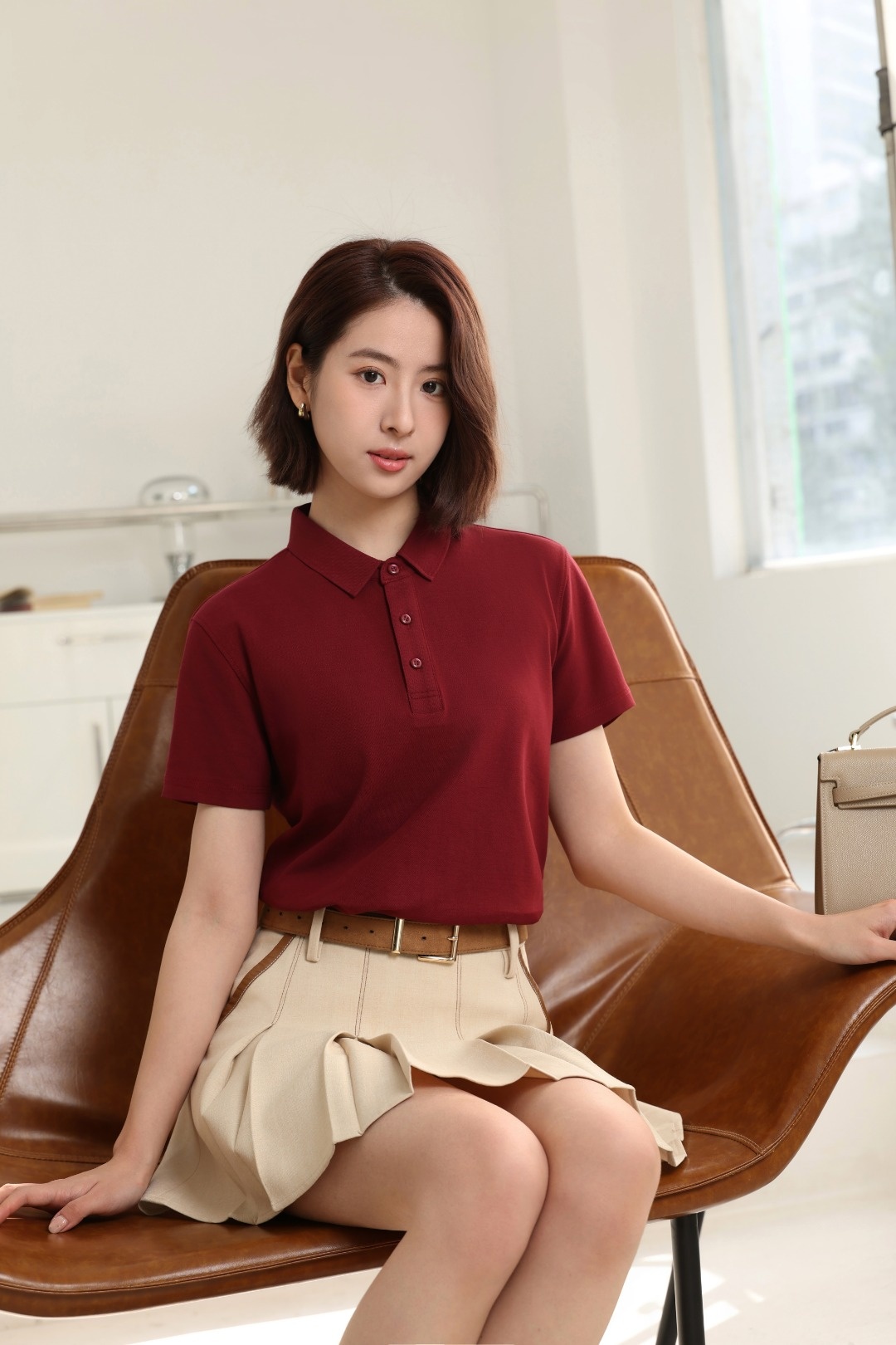 在河南仟禧廣告衫廠，我們深知一件高品質(zhì)廣告衫對(duì)企業(yè)形象的重要性。因此，我們始終堅(jiān)持"品質(zhì)至上"的生產(chǎn)理念，從源頭把控產(chǎn)品質(zhì)量。我們的廣告衫定制產(chǎn)品全部采用新疆阿克蘇地區(qū)特級(jí)長絨棉作為基礎(chǔ)面料，這種棉花因日照時(shí)間長、棉纖維長而聞名，其制成的面料具有透氣性好、吸濕性強(qiáng)、手感柔軟等突出特點(diǎn)。  為了確保成衣品質(zhì)，我們投入巨資引進(jìn)了國際領(lǐng)先的預(yù)縮水處理設(shè)備，所有面料在生產(chǎn)前都經(jīng)過三次預(yù)縮處理，使縮水率控制在3%以內(nèi)，遠(yuǎn)低于行業(yè)8%的平均水平。同時(shí)，我們采用德國魯?shù)婪蚩咕莱粽砑夹g(shù)，使面料在保持天然特性的同時(shí)，還具有抗菌、防臭、抗紫外線等功能。  在印花工藝方面，我們根據(jù)不同客戶需求提供多種選擇：  水性膠漿印花：圖案立體感強(qiáng)，耐水洗  數(shù)碼直噴印花：色彩還原度高，過渡自然  熱轉(zhuǎn)印燙畫：細(xì)節(jié)表現(xiàn)精細(xì)，適合復(fù)雜圖案  立體刺繡：質(zhì)感高級(jí)，經(jīng)久耐用  我們的文化衫定制產(chǎn)品經(jīng)過50次標(biāo)準(zhǔn)洗滌測試，確保不起球、不變形、不褪色。所有成衣在出廠前都要經(jīng)過三次全檢，連一個(gè)線頭都不放過。正是這種對(duì)品質(zhì)的極致追求，讓我們贏得了眾多世界500強(qiáng)企業(yè)的信賴，成為他們指定的廣告衫供應(yīng)商